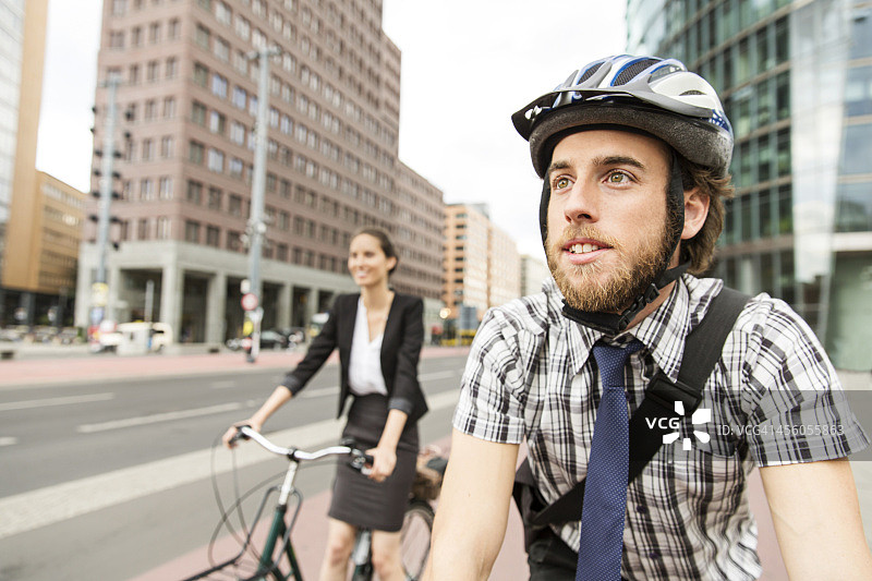 男女公司职员在办公桌旁交谈，卡通人物图片素材