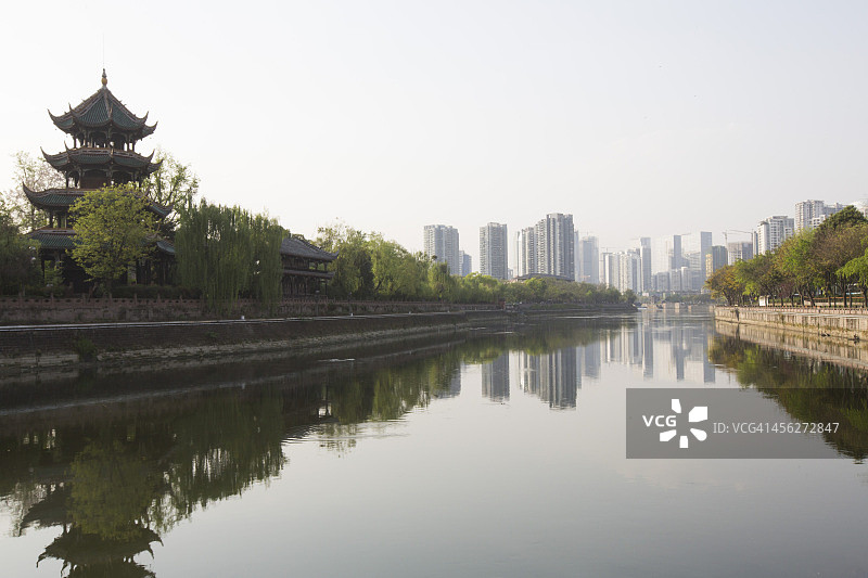 中国成都的河流和宝塔景色图片素材