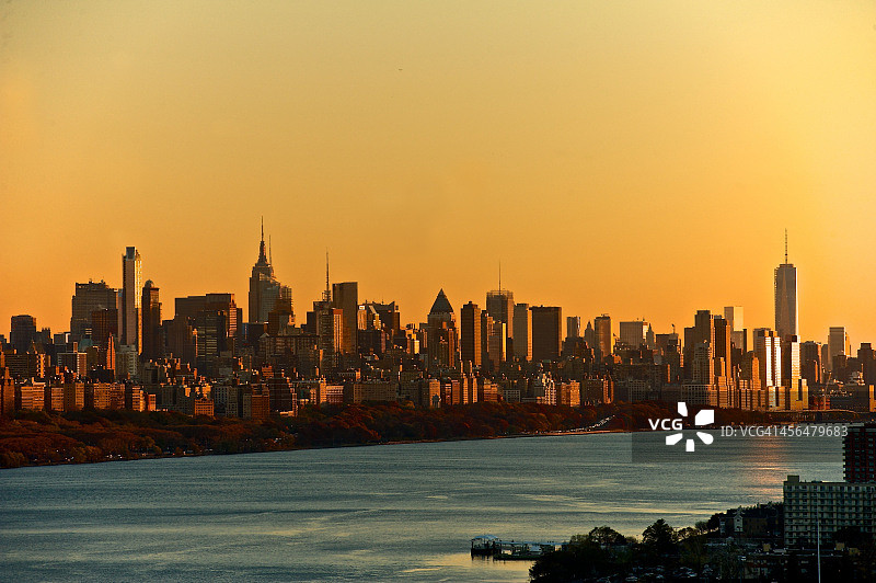 纽约天际线的金色日落图片素材