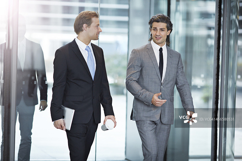 商人穿过摇摆门图片素材