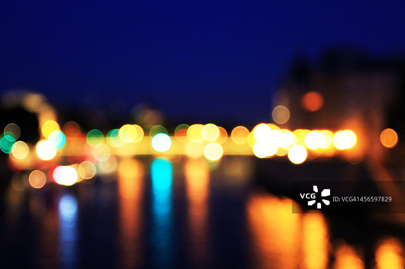 巴黎的夜景灯光与倒影图片素材