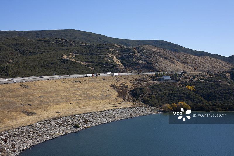 高速公路沿线水库图片素材