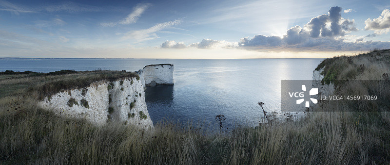 白垩悬崖和海蚀柱图片素材