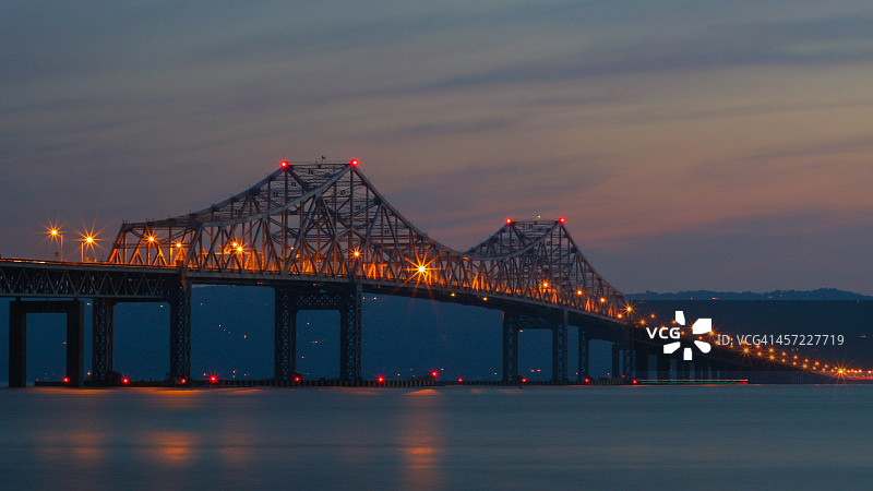 黄昏时的塔潘泽大桥图片素材