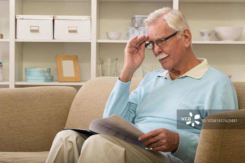 年长的男人在阅读图片素材