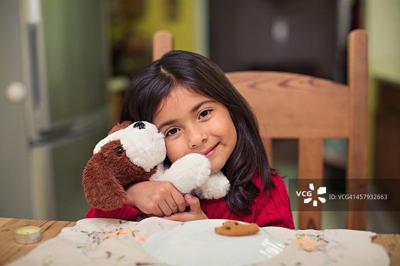 女孩和她的毛绒玩具狗的生日图片素材