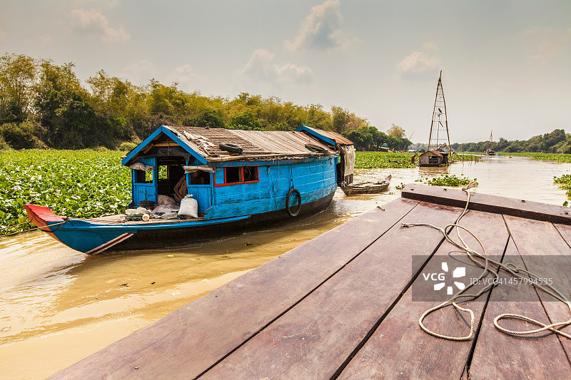 从暹粒到马德望沿桑科河的乘船游览：柬埔寨洞里萨湖的当地河流交通和渔具图片素材