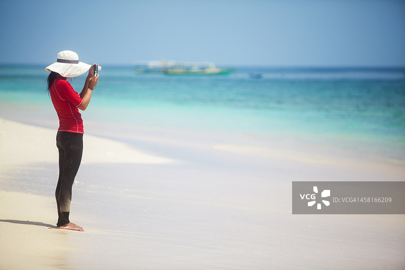 游客在吉利梅诺海滩拍照图片素材