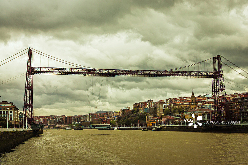 阴天下的比斯开科苏比亚桥图片素材