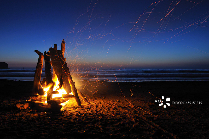 诗诗海滩上的篝火图片素材