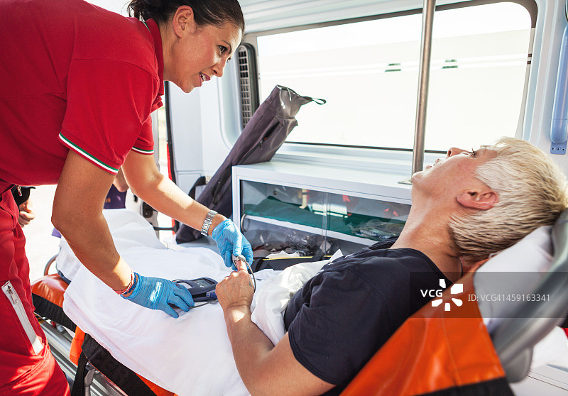 救护车上的医疗急救团队图片素材