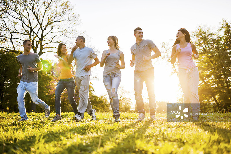 在公园里跑步的青少年图片素材