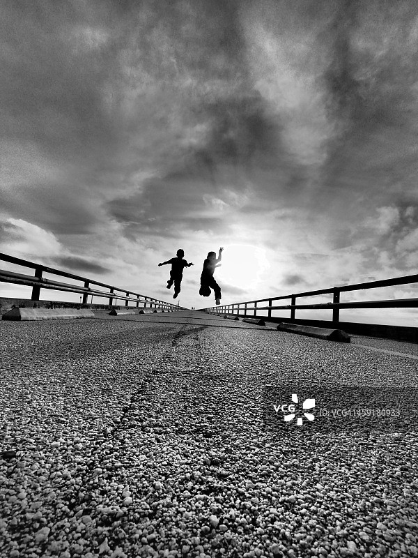 欢快跳跃图片素材