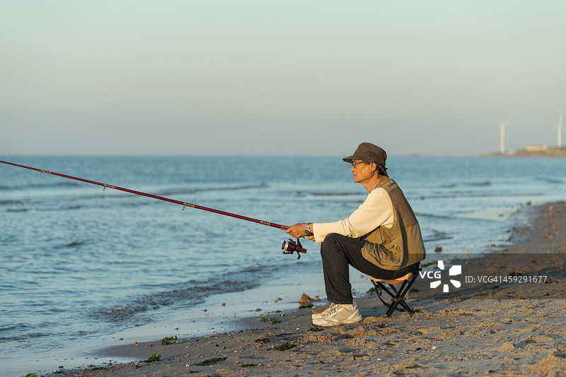 年长的男人在钓鱼图片素材