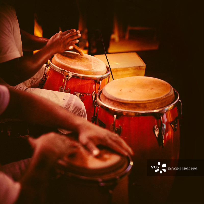 演奏康茄鼓图片素材