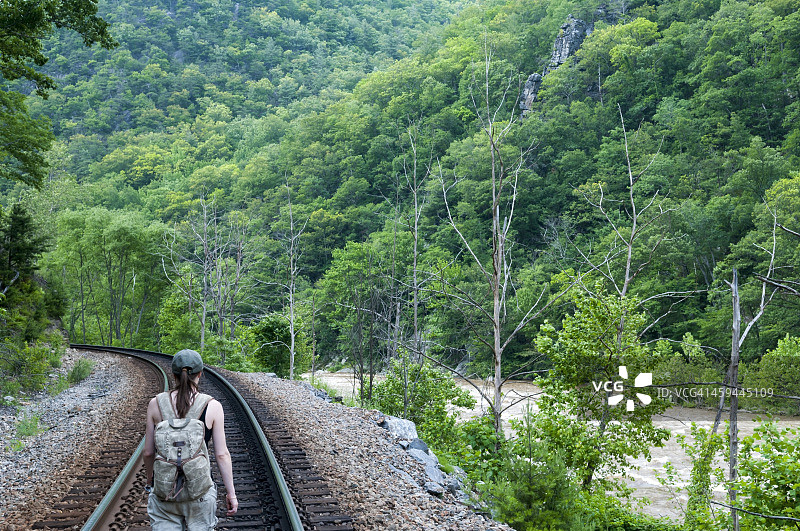 年轻女子在阿巴拉契亚山脉的铁轨上远足图片素材