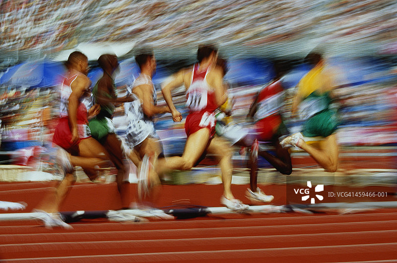 在田径比赛中跑步的男人（动态模糊）图片素材