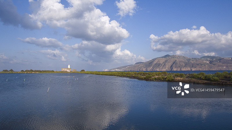 从林瓜盐池眺望利帕里图片素材