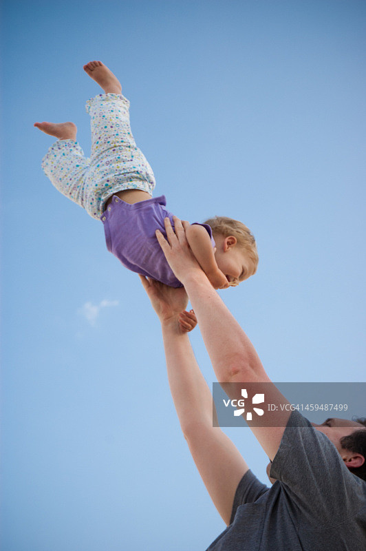 父亲将女儿高高举起图片素材