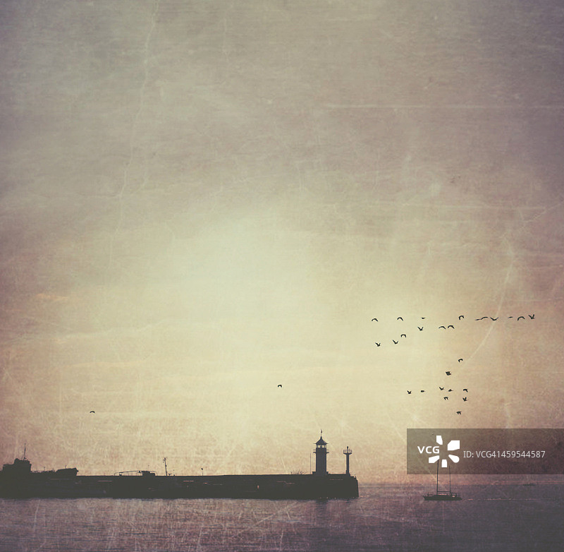 大海、灯塔、鸟和船图片素材