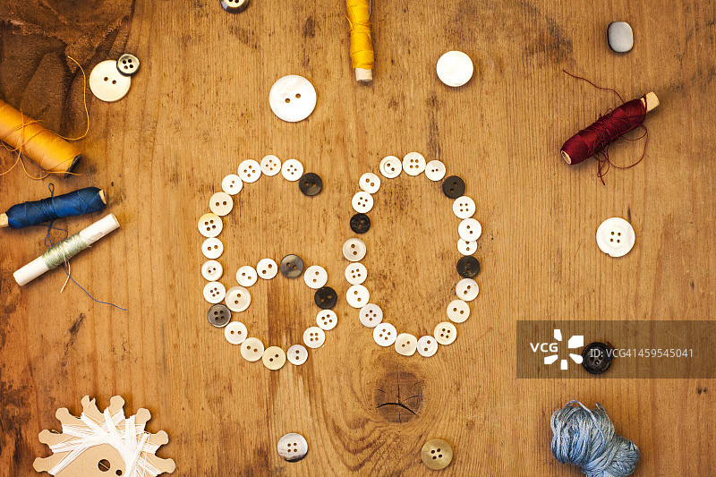 木质背景上的数字60图片素材