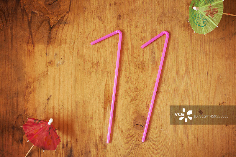 木纹背景上的数字11图片素材