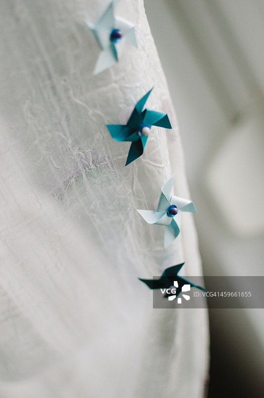 纱布窗帘上的纸风车图片素材