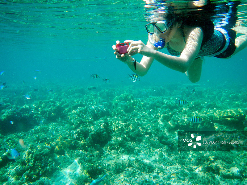 女孩浮潜拍照图片素材