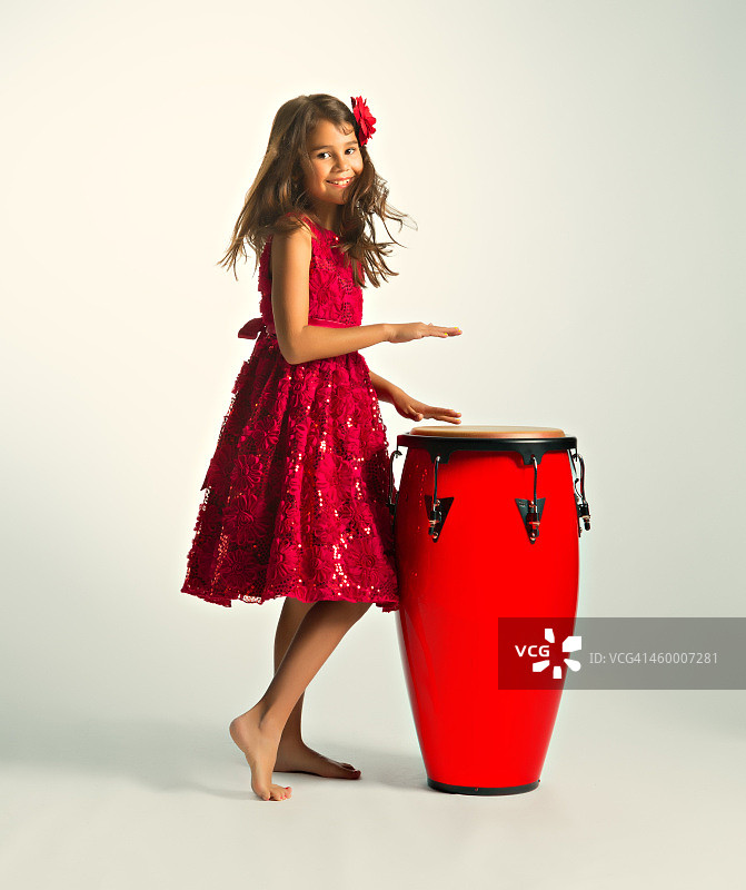 打康茄鼓的古巴女孩图片素材