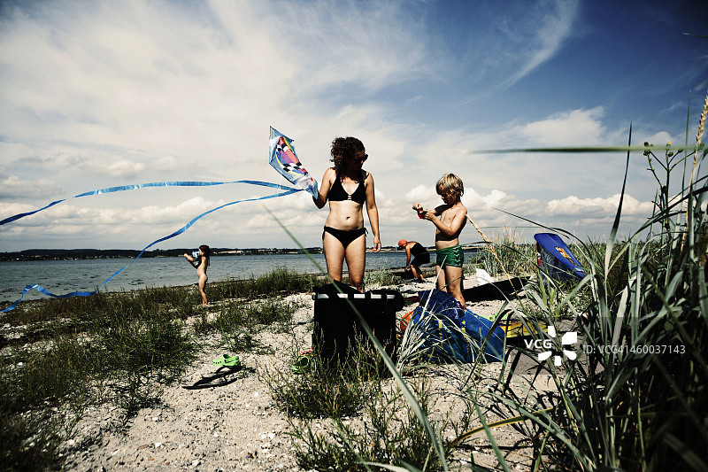 在海滩上放风筝的家庭图片素材