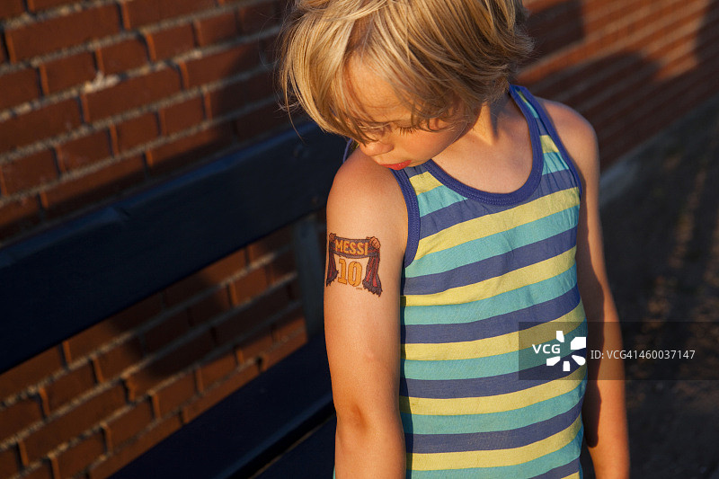 在家用笔记本电脑进行学习的男孩和女孩，虚拟教室和家庭学校学习知识。儿童、互联网和写作，为了成长、发展和网站在线教育。图片素材