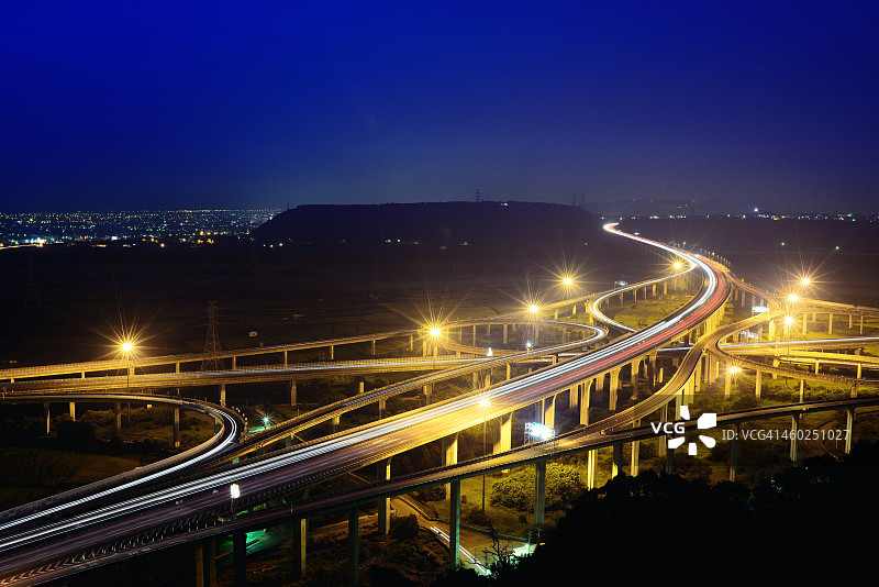 蓝色时段的苜蓿叶形立交桥局部图片素材