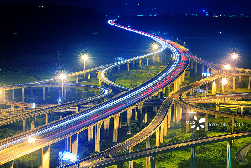 蓝色时段的苜蓿叶形立交桥局部图片素材