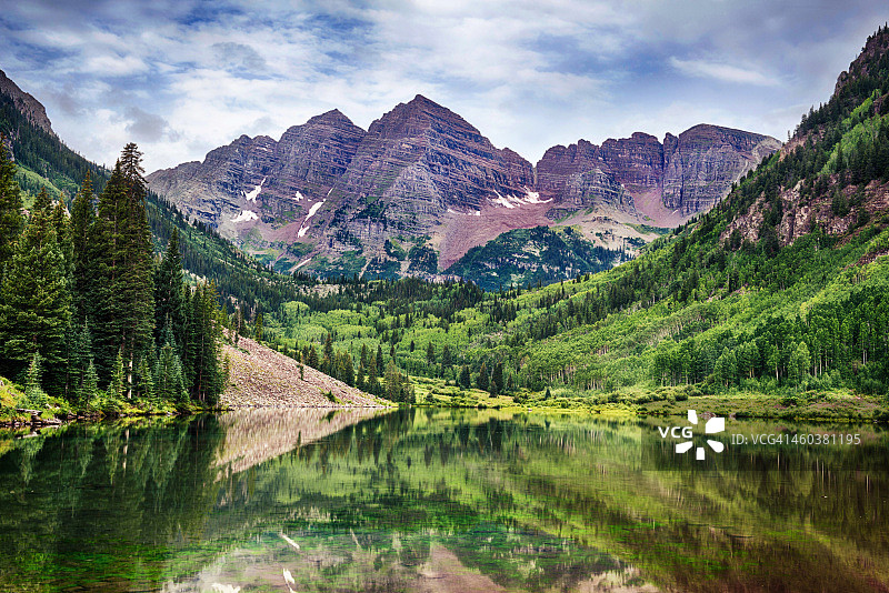 栗色湖图片素材