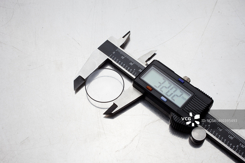 测量玻璃手表的数字卡尺图片素材