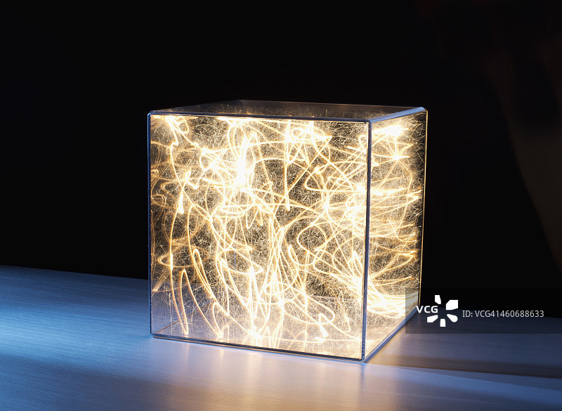 盒子中明亮的光线轨迹图片素材