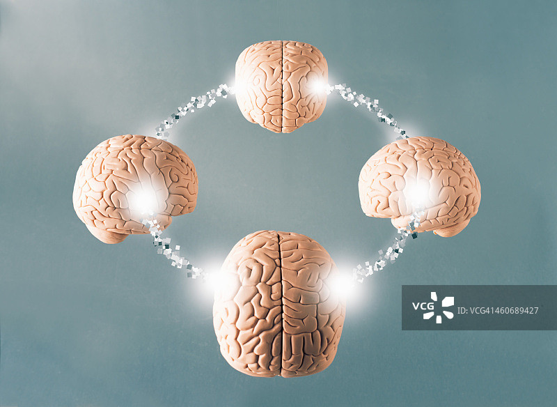 四个相互连接的大脑图片素材