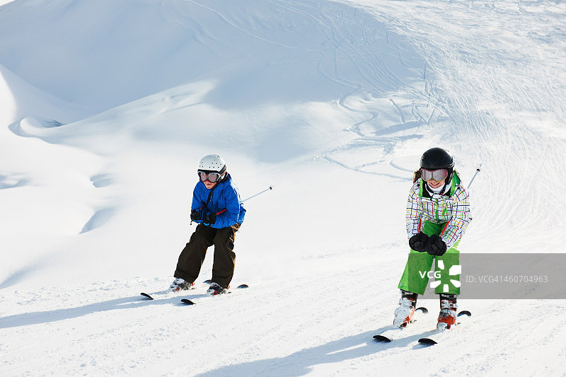 兄妹在法国上萨瓦省莱萨尔克滑雪图片素材