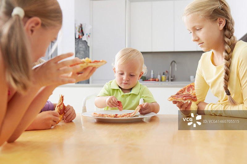 姐弟分享披萨图片素材