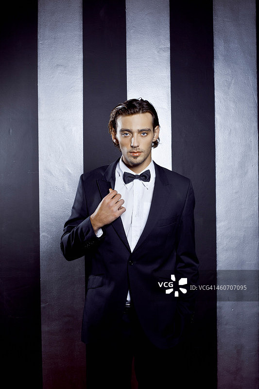 戴着领结的年轻男子肖像图片素材