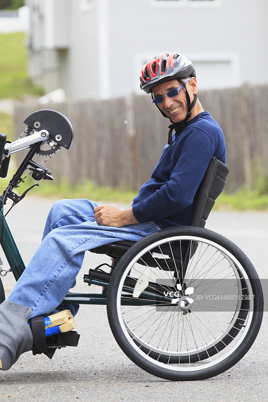 脊髓损伤男子用手摇车图片素材