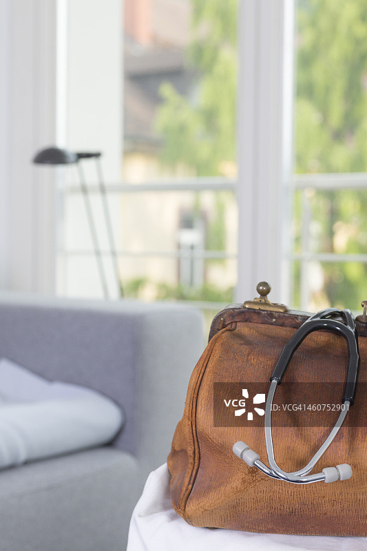 德国弗莱堡：装有听诊器的医生医用箱图片素材