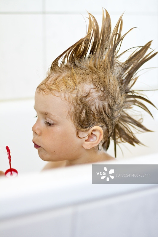 德国基尔：女孩吹泡泡图片素材