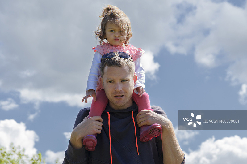 小女孩和她的叔叔图片素材