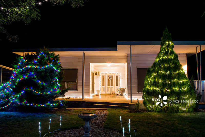 带圣诞灯的房子图片素材