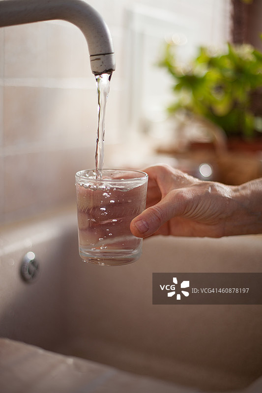 倒水入玻璃杯图片素材