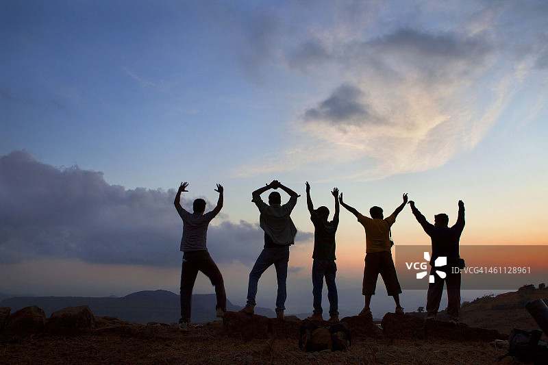 徒步旅行，山脉和朋友日落图片素材