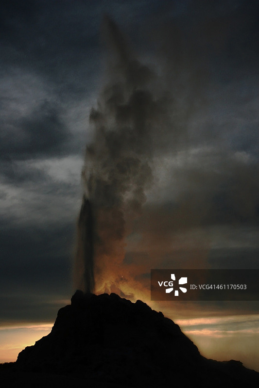 黄石国家公园的白圆顶间歇泉图片素材