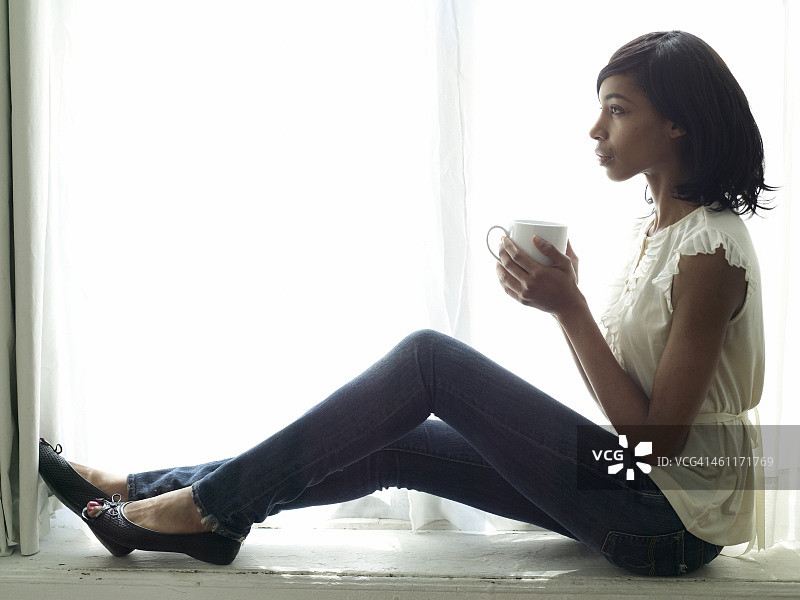 拿着杯子的女人图片素材