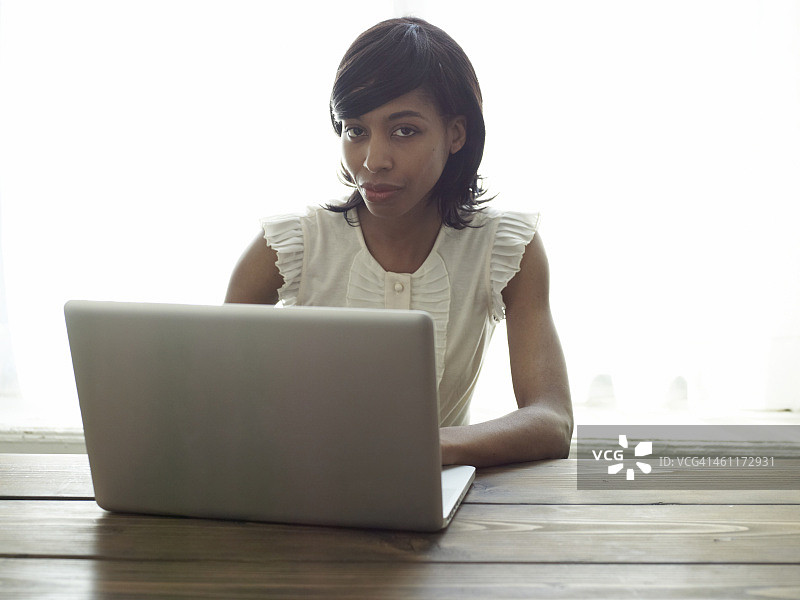 非裔美国女人使用笔记本电脑图片素材